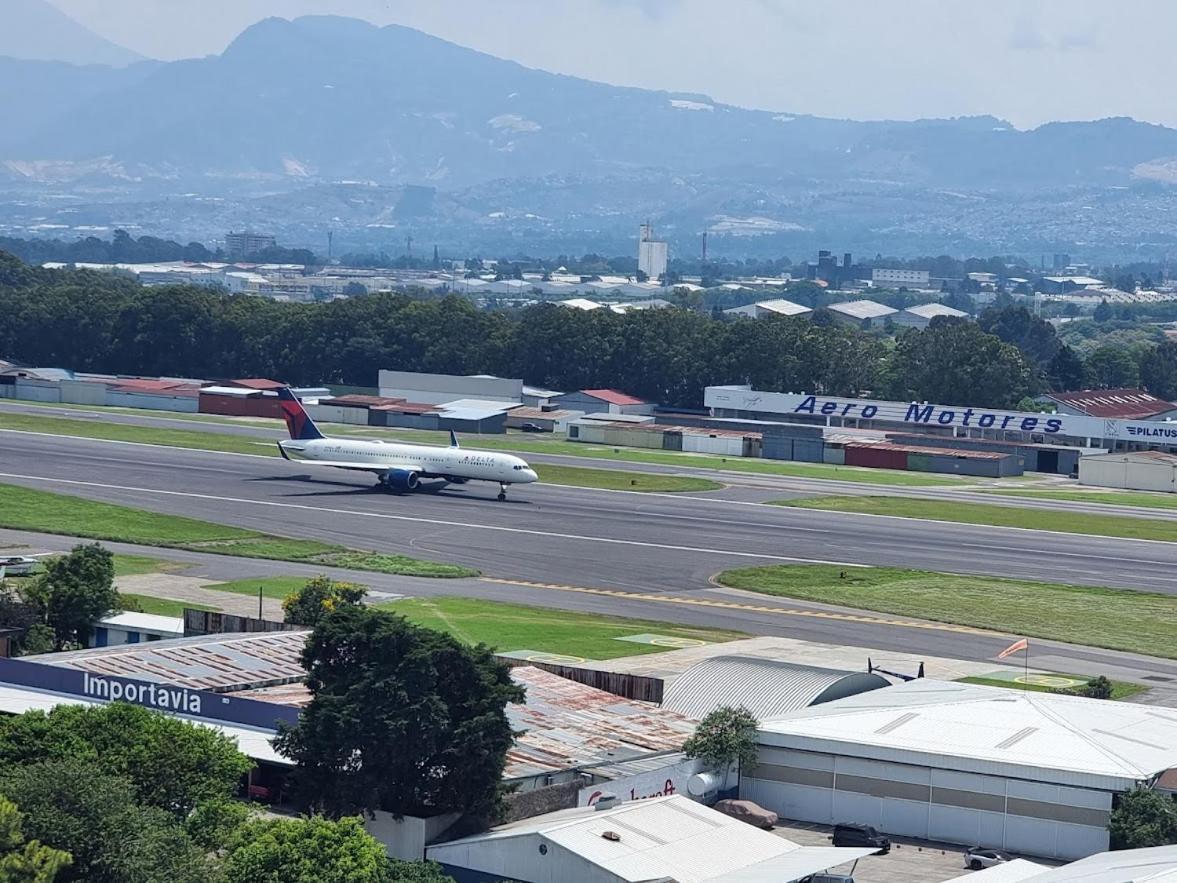 Amazing Volcano Views In Front Of Airport Guatemala City Luaran gambar